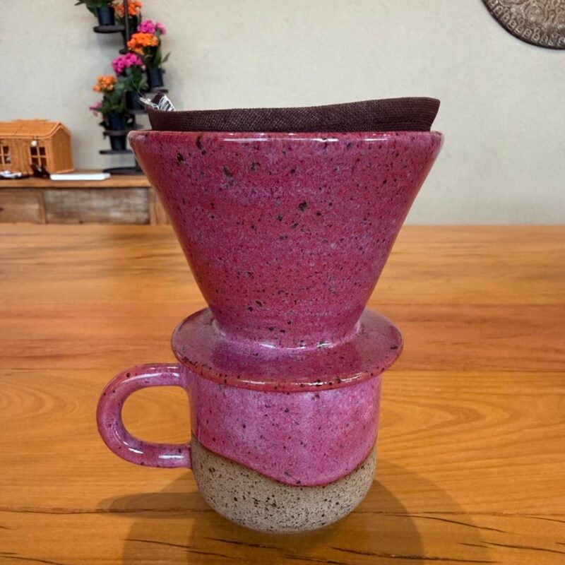 Conjunto porta filtro de cerâmica + caneca rosa