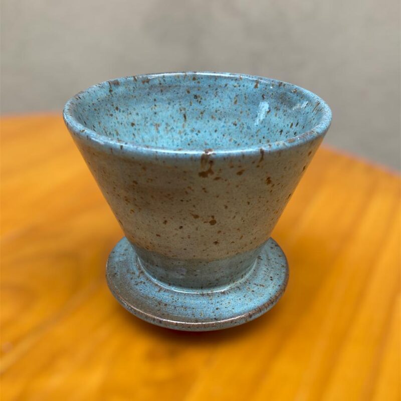 Porta filtro de cerâmica azul + saquinho Coffee Addict com 2 coadores