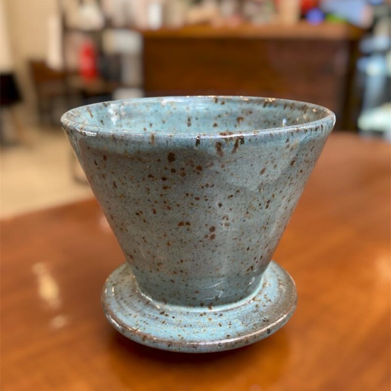 Porta filtro de cerâmica azul + saquinho Coffee Addict com 2 coadores